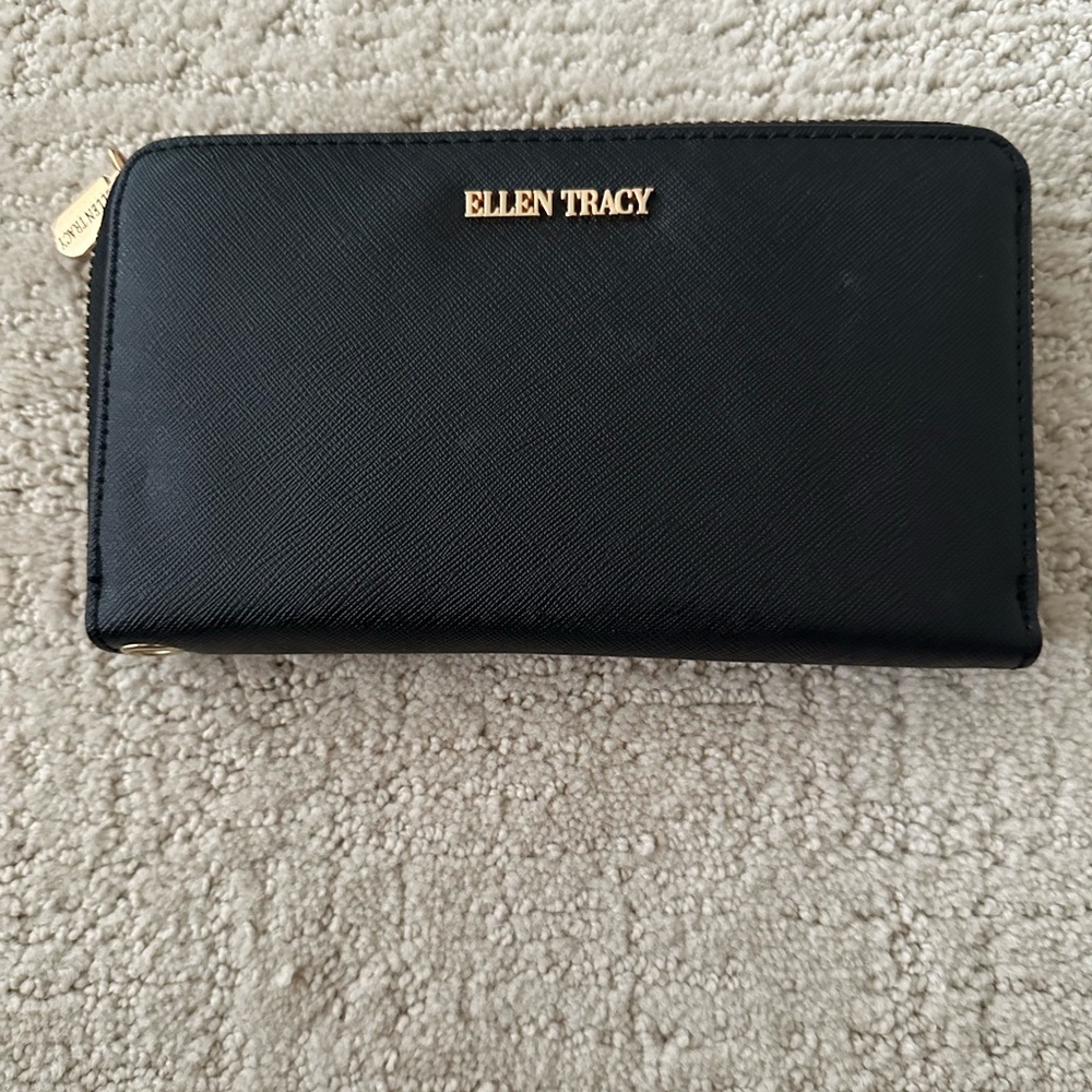 Women’s Ellen Tracy leather black wallet with zipper